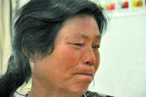 談及女兒的病情，王學(xué)鳳不禁哭了出來