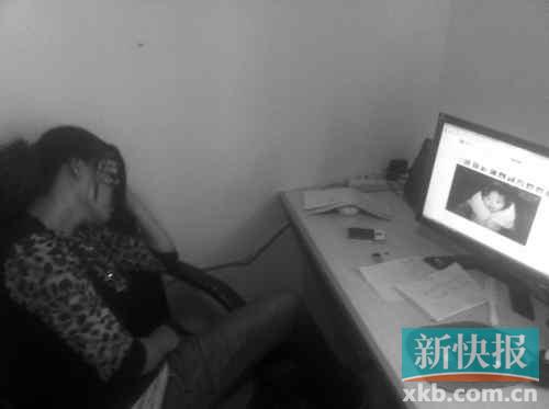 遇難孩子的母親向記者展示女兒生前的照片，一邊掩面而泣