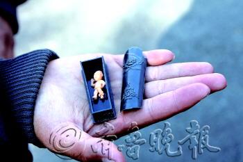 學(xué)生玩具市場(chǎng)亂象叢生：“詛咒卡”“小棺材”熱銷