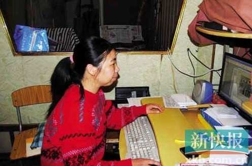 在狹小簡陋的住處，陳敏莉最專注的事情是通過網(wǎng)絡(luò)即時(shí)了解公益信息