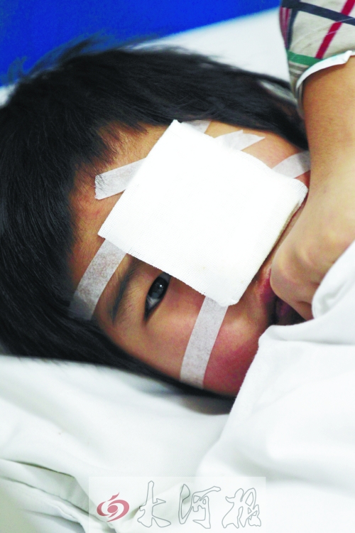 躺在病床上的小董，左眼痊愈的可能性不大