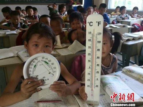 6月3日，下午四點(diǎn)，昆明市東川區(qū)因民鎮(zhèn)中心學(xué)校一年級教室溫度達(dá)到44℃