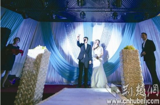 經(jīng)過執(zhí)著追求和3年戀愛，昨日，25歲的武漢小伙張巖終于娶回黑龍江姑娘張巖