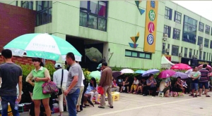 金壇市實驗幼兒園門前，家長在排隊