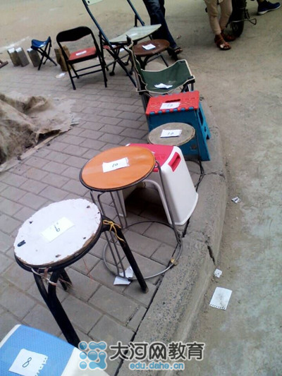 17號中午，鄭州市金水區(qū)實驗小學(xué)就已經(jīng)開始出現(xiàn)排隊等待報名的長龍了！