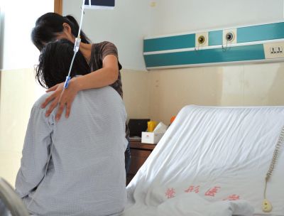 由于前天進(jìn)行了面部修復(fù)手術(shù)，俞燕身體不適，父母24小時(shí)陪在她的身邊