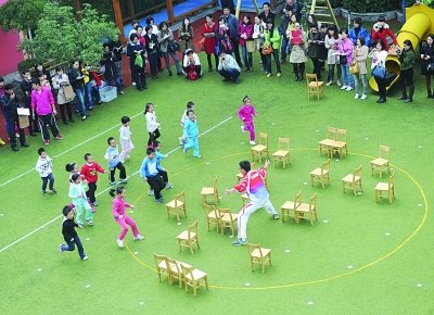 男老師帶著孩子們做游戲。