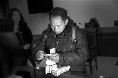 　昨日，從四川老家趕來(lái)的藍(lán)田忠，從房山法院執(zhí)行法官手里領(lǐng)到了自己的賠償款。他和15名工友在房山一煤礦