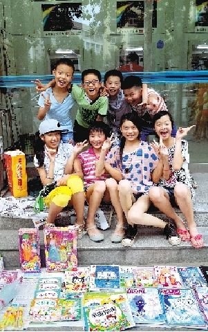 鄭州8個(gè)孩子在路邊練了4天攤 城管局稱支持 鄭州8個(gè)孩子在路邊練了4天攤 城管局稱支持