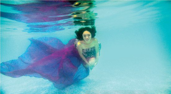 從水下拍的攝影作品充滿(mǎn)夢(mèng)幻效果，王笑笑如同藍(lán)色大海中的“美人魚(yú)”