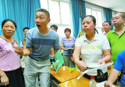 小升初“復(fù)議”現(xiàn)場，一些孩子被分得“遠(yuǎn)”的家長討說法