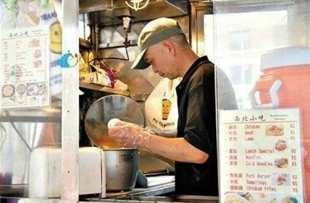 紐約哥大門口，顧客排長隊買他的肉夾饃