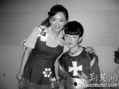 楊光參加央視節(jié)目表演時(shí)，同主持人月亮姐姐合影