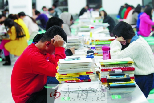 偌大的食堂里，很安靜