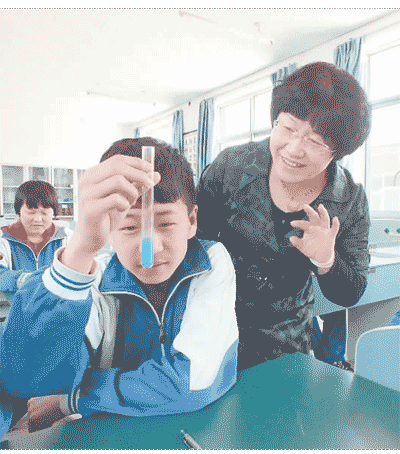 北京市密云區(qū)大城子中學(xué)，一位教師在指導(dǎo)學(xué)生做實驗