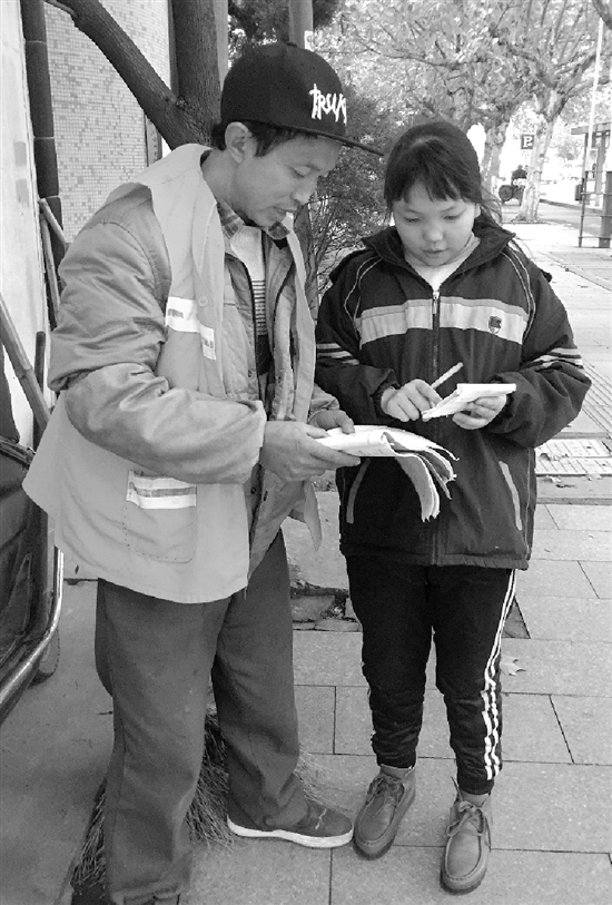 陳富康利用工作間隙輔導女兒做作業(yè)