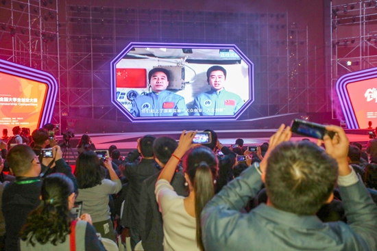 主辦方播放正在天宮二號上執(zhí)行任務的航天員景海鵬和陳冬為大賽錄制的視頻 主辦方播放正在天宮二號上執(zhí)行任務的航天員景海鵬和陳冬為大賽錄制的視頻