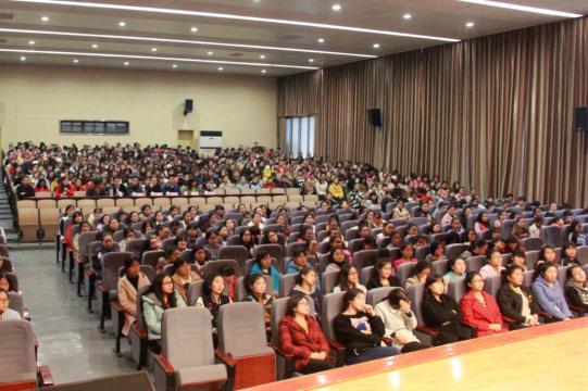 同學(xué)們認(rèn)真傾聽(tīng)導(dǎo)師們的創(chuàng)業(yè)故事