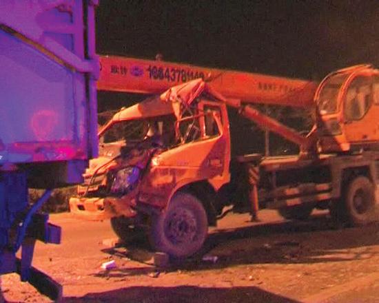 沒(méi)有駕照，還開(kāi)了輛無(wú)牌吊車 能有啥結(jié)果？