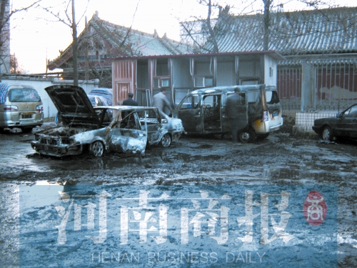 現(xiàn)場，兩輛車被燒得只剩骨架