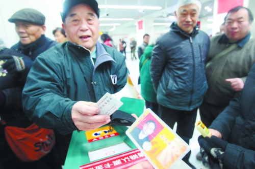 老人帶著多種證件想免費(fèi)乘車，工作人員稱沒(méi)接到通知拒絕。