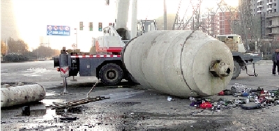 　　水泥罐車被撞得車、罐分離