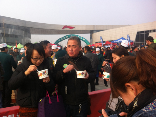 千名網(wǎng)友秀"大鍋"一頓吃掉兩頭牛 千名網(wǎng)友秀"大鍋"一頓吃掉兩頭牛