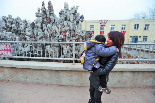 經(jīng)歷了之前的兇險(xiǎn)，窩在媽媽懷中的亮亮看到水池，仍感到有些害怕。