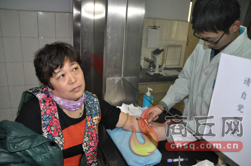 劉艷平的血樣和浙江省一位患者成功配型，1月15日下午3點(diǎn)，醫(yī)護(hù)人員正在為劉艷平再次抽取血樣