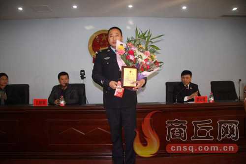 高兵雷是睢陽(yáng)區(qū)檢察院一位檢察干警，在去鄭州捐獻(xiàn)造血干細(xì)胞時(shí)，他所在的單位為他組織了熱烈的歡送儀式