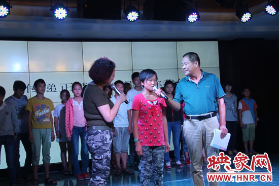 為26位貧困兒童募集94685.99元和價(jià)值近五萬元的書籍、衣物等物資