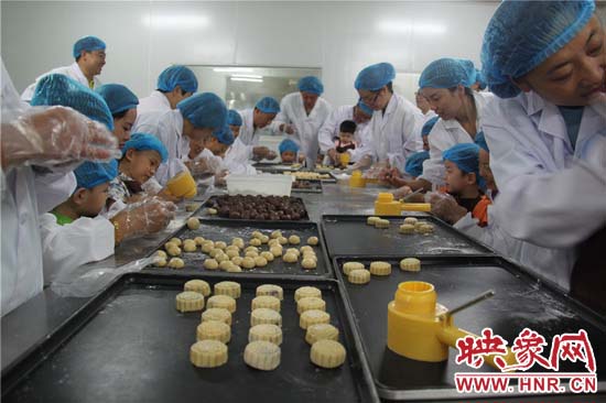 開(kāi)封殘疾兒童:制作中秋月餅 體驗(yàn)傳統(tǒng)文化 開(kāi)封殘疾兒童:制作中秋月餅 體驗(yàn)傳統(tǒng)文化