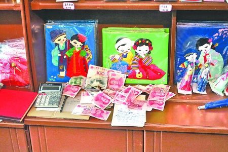 2012年6月21日，在朝鮮羅先特別市的一家商店里，柜臺上散落著一些人民幣。在朝鮮，人民幣比本國的貨幣更受歡迎。 CFP供圖