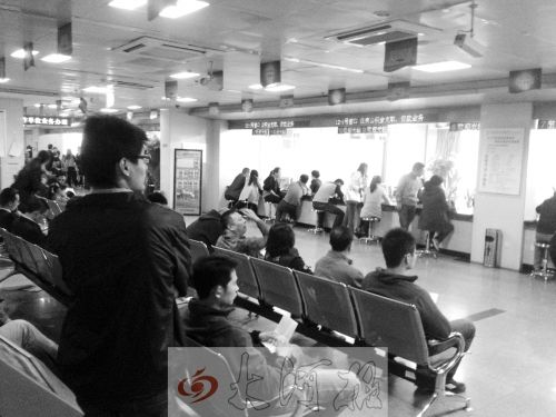 鄭州住房公積金管理中心辦事大廳，坐滿辦理業(yè)務(wù)的市民。