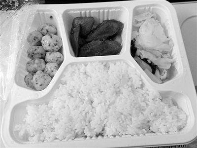 動(dòng)車(chē)僅售14元法國(guó)礦泉水 記者亮身份后2元水現(xiàn)身 動(dòng)車(chē)僅售14元法國(guó)礦泉水 記者亮身份后2元水現(xiàn)身