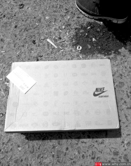 劉先生下單訂購(gòu)的運(yùn)動(dòng)鞋包裝為“耐克”，里面卻是“安踏”。 受訪者供圖