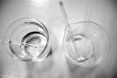 溶解檢測(cè)法中，左邊溶入真蠶絲的液體變得渾濁，完全溶解。