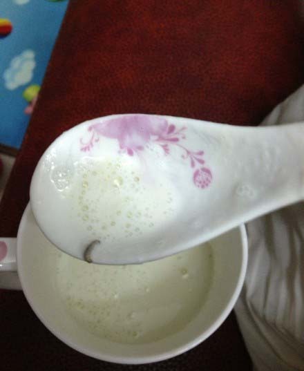 消費(fèi)者在美贊臣奶粉中吃出蟲子。