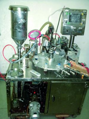 行動中查獲的假冒“高露潔”牙膏和制假機械。信息時報記者鄭啟文 攝