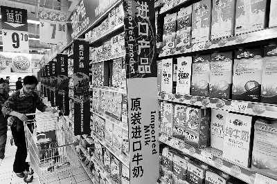 在通州某超市，進(jìn)口奶粉、純牛奶打出“原裝進(jìn)口”的招牌吸引消費(fèi)者購買 攝/法制晚報(bào)記者 黑克