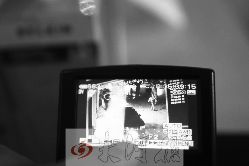 人民路上的這家商店,夜間疑被一男子隔著門縫用長竿偷走一臺蘋果ipad air。