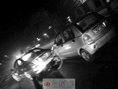 撞上出租車QQ才停下，兩車間還夾著一輛自行車。