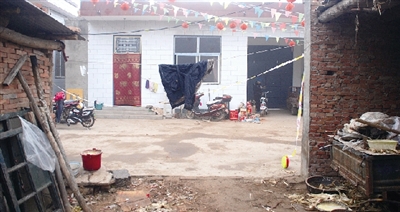 辦喜事扯的彩條還沒有褪色，這個農(nóng)家小院就發(fā)生了慘案。