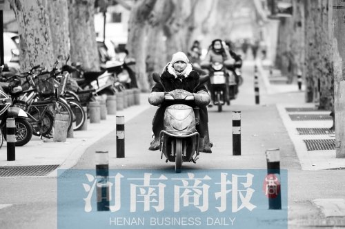 金水路防疫路附近，路樁間距很小，電動車經(jīng)過時要很小心才能避開