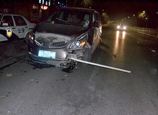 一根鋼管插到車(chē)內(nèi)