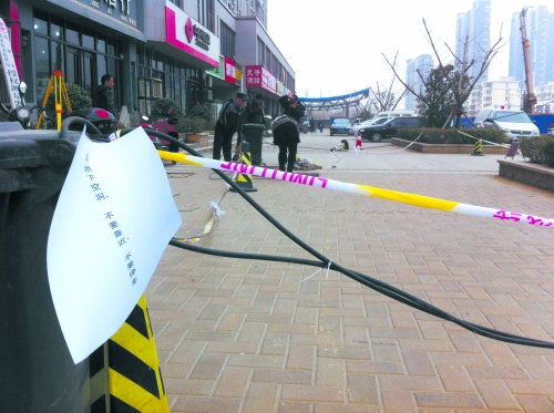 這處危險(xiǎn)路段，從表面看沒有一點(diǎn)異常。但是在地面下，坍塌的大坑可裝下中巴車。