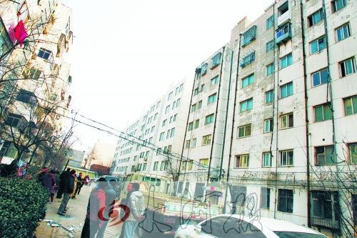 鄭州市瑞達(dá)路啟明村小區(qū)一戶居民家中（紅圈標(biāo)示處），天然氣發(fā)生爆炸。