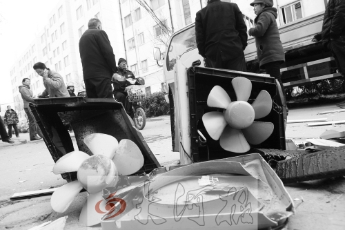 7樓一住戶家中天然氣爆炸，廚房里的排氣扇被炸得掉落地上。