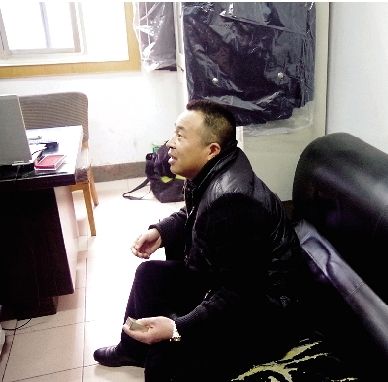 無證開套牌桑塔納轎車的段某，在華中食品城賣酒。