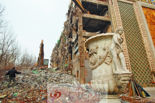 城東路下穿隧道動(dòng)工，建筑垃圾占據(jù)了人行道。